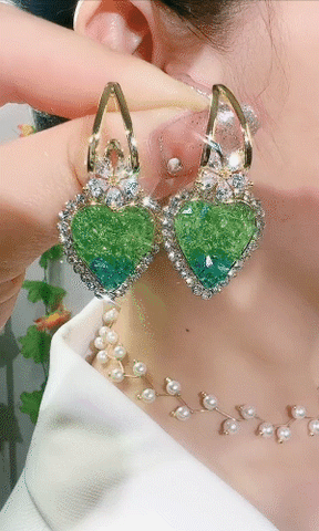 Earrings with hearts in green crystal
