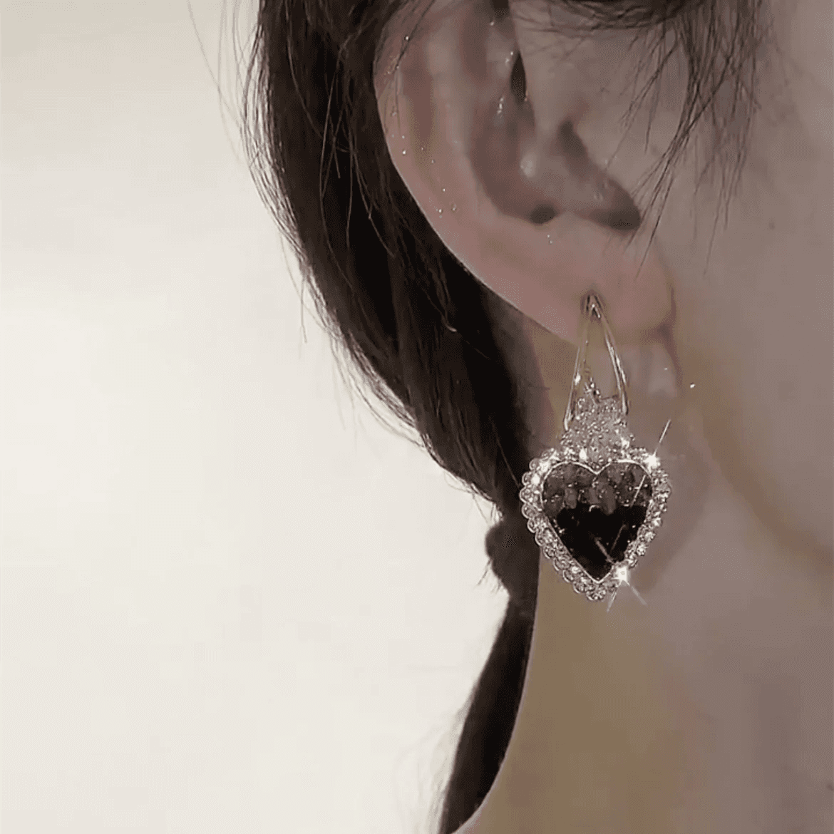 Earrings with hearts in green crystal