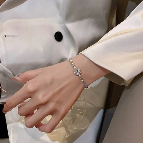 Diamond-studded geometric square pull-out bracelet
