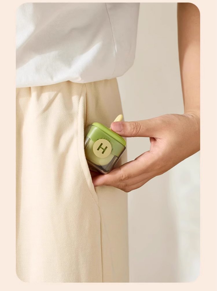 Super sticky sticky roller that can be washed
