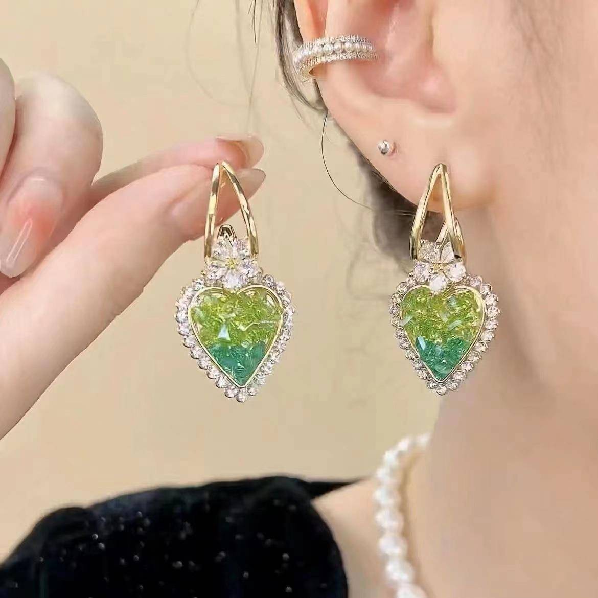 Earrings with hearts in green crystal
